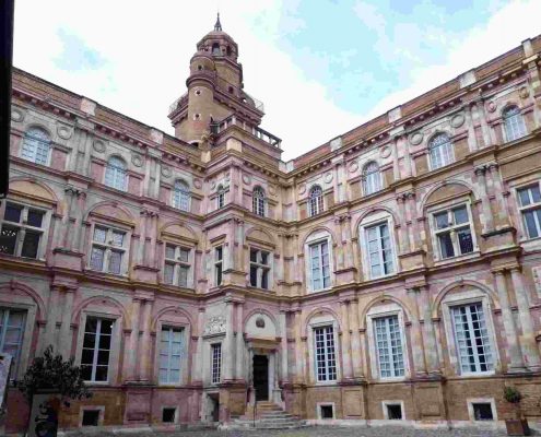 El Hotel d´Assezat es un símbolo del esplendor del azul pastel en Toulouse